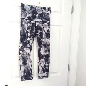 Lululemon Women's Abstract Floral Black and Gray Cropped Leggings Sz Small